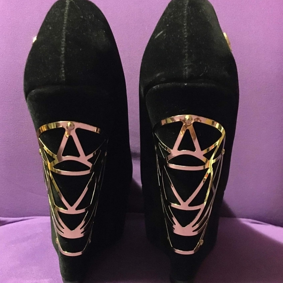 Heels - Picture 3 of 5